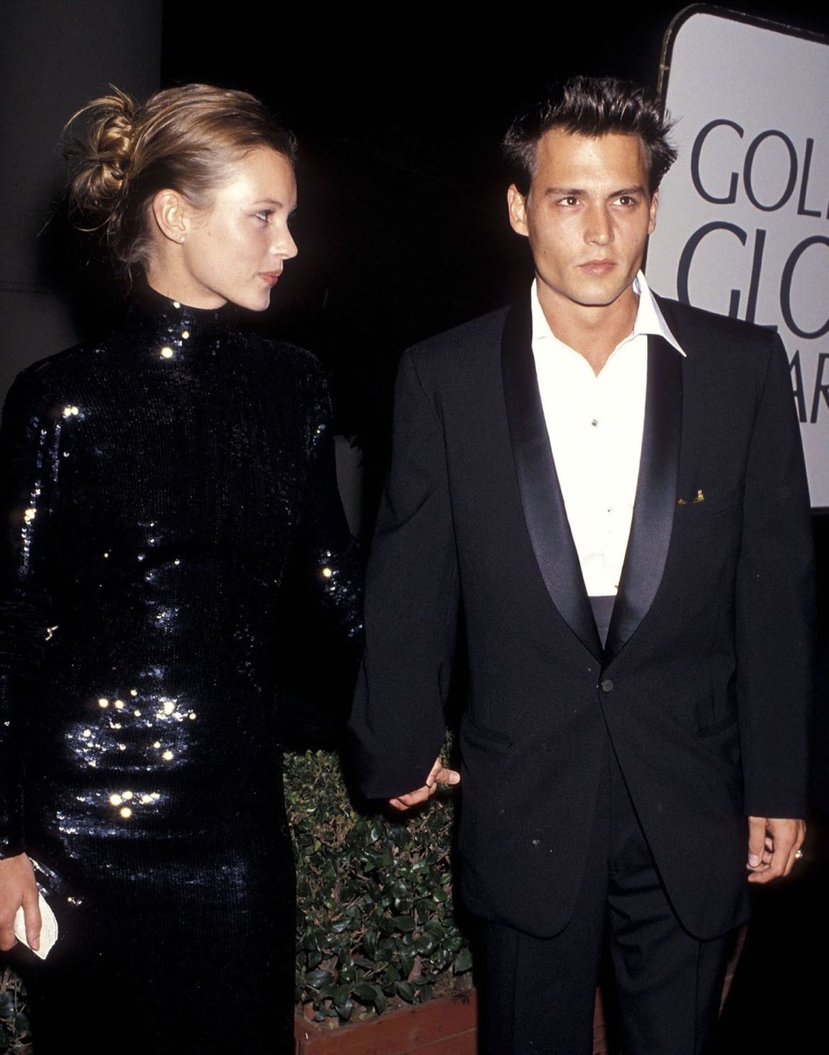 Kate Moss (with Johnny Depp), 1995 Χρυσές Σφαίρες: Αυτά είναι τα beauty looks που άφησαν εποχή-10