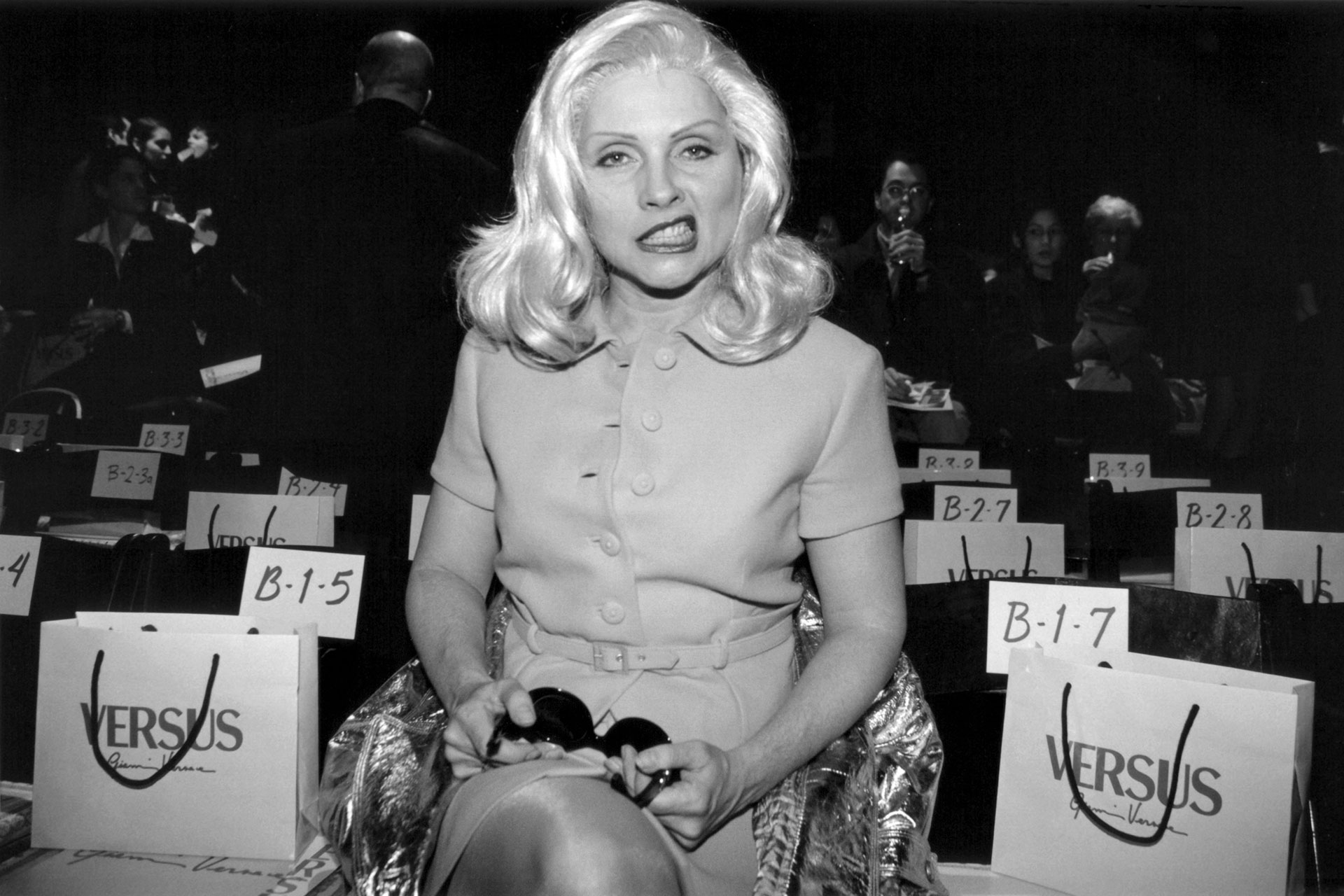 Η Debbie Harry στο Versace Versus fashion show το 1996. Αυτά είναι τα πιο εμβληματικά front rows όλων των εποχών-18