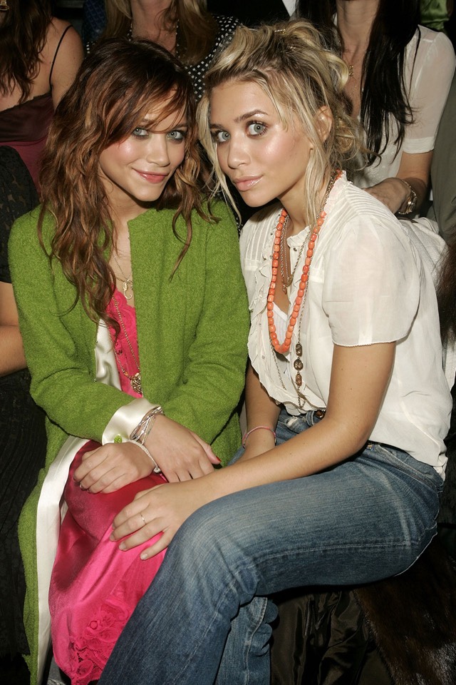 Η Mary-Kate Olsen και η Ashley Olsen στο σόου του Marc Jacobs Spring 2005 στη Νέα Υόρκη. Αυτά είναι τα πιο εμβληματικά front rows όλων των εποχών-11