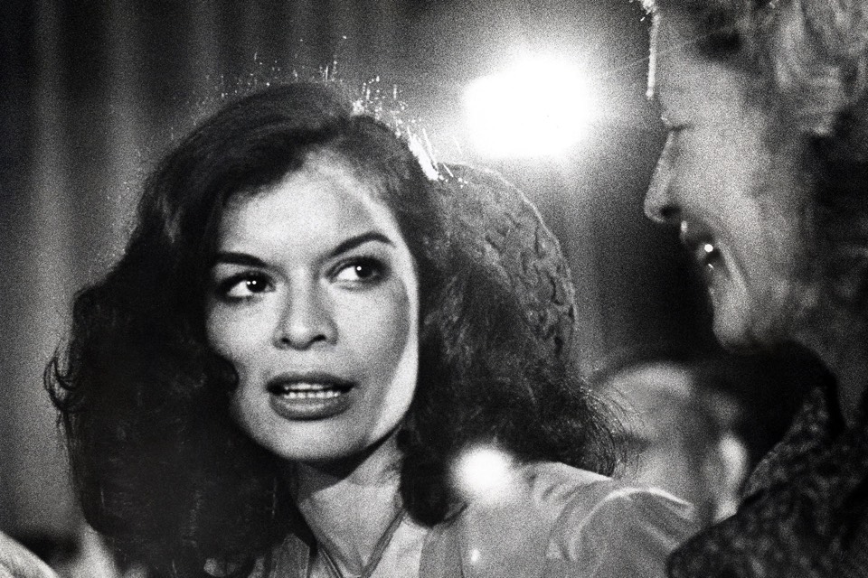 Η Bianca Jagger και η Lauren Bacall στο σόου του Yves Saint Laurent το 1974. Αυτά είναι τα πιο εμβληματικά front rows όλων των εποχών-20