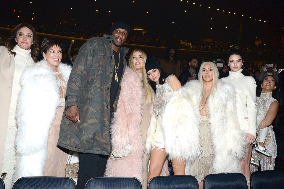 Οι Caitlyn Jenner, Kris Jenner, Lamar Odom, Khloe Jenner, Kylie Jenner, Kim Kardashian West, Kendall Jenner, North West & Kourtney Kardashian στο σόου του Yeezy ready-to-wear autumn/winter '16/'17. Αυτά είναι τα πιο εμβληματικά front rows όλων των εποχών-12