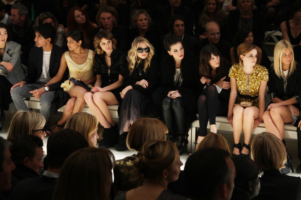 Από αριστερά: Οι Dev Patel, Freida Pinto, Alexa Chung, Mary-Kate Olsen, Daisy Lowe, Liv Tyler, Emma Watson, Gwyneth Paltrow & Mario Testino στο σόου Burberry Prorsum ready-to-wear spring/summer 2010. Αυτά είναι τα πιο εμβληματικά front rows όλων των εποχών-21