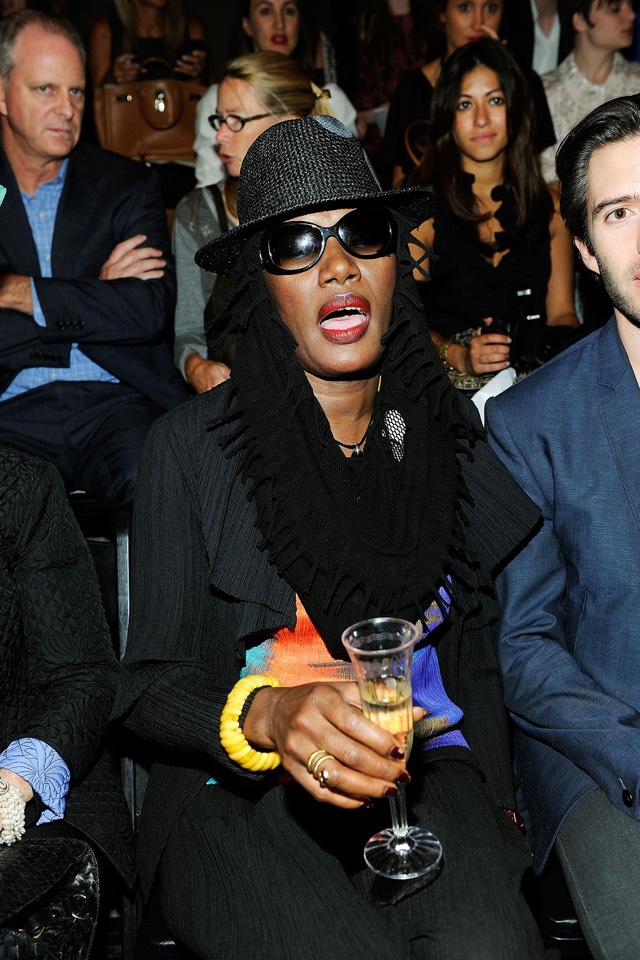 Η Grace Jones στο σόου του Alexander Berardi ready-to-wear spring/summer 2011. Αυτά είναι τα πιο εμβληματικά front rows όλων των εποχών-22