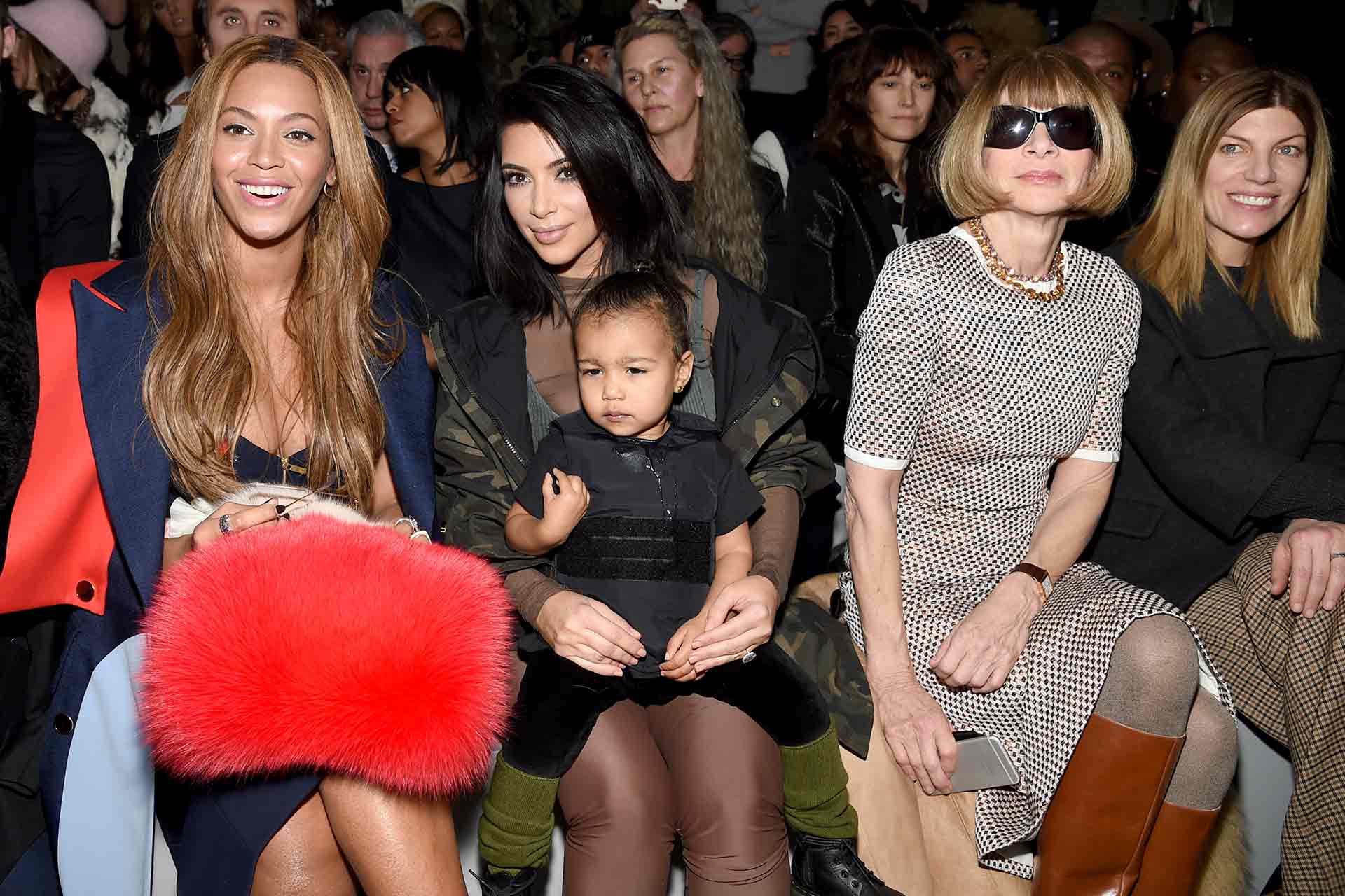 Η Beyonce, η Kim Kardashian West, η North West και η Anna Wintour στο σόου του Yeezy Season 1 ready-to-wear autumn/winter '15/'16. Αυτά είναι τα πιο εμβληματικά front rows όλων των εποχών-24
