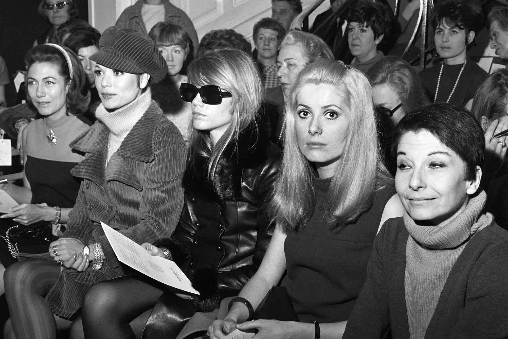 Οι Elsa Martinelli, Francoise Hardy, Catherine Deneuve & Zizi Jeanmaire στο σόου του Yves Saint Laurent ready-to-wear spring/summer 1967. Αυτά είναι τα πιο εμβληματικά front rows όλων των εποχών-27