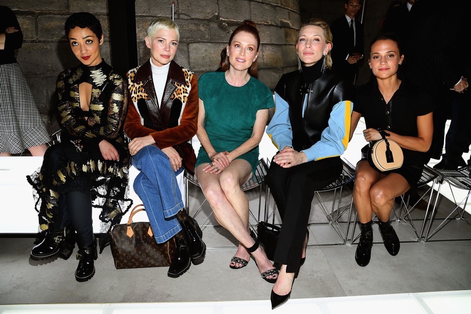 Η Ruth Negga, η Michelle Williams, η Julianne Moore, η Cate Blanchett και η Alicia Vikander στο σόου του Louis Vuitton ready-to-wear spring/summer 2018. Αυτά είναι τα πιο εμβληματικά front rows όλων των εποχών-29
