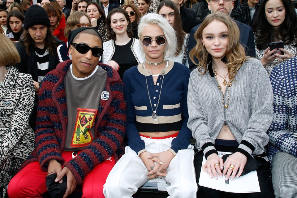 Οι Pharrell Williams, Cara Delevingne & Lily-Rose Depp στο σόου του οίκου Chanel ready-to-wear autumn/winter '17/'18. Αυτά είναι τα πιο εμβληματικά front rows όλων των εποχών-31
