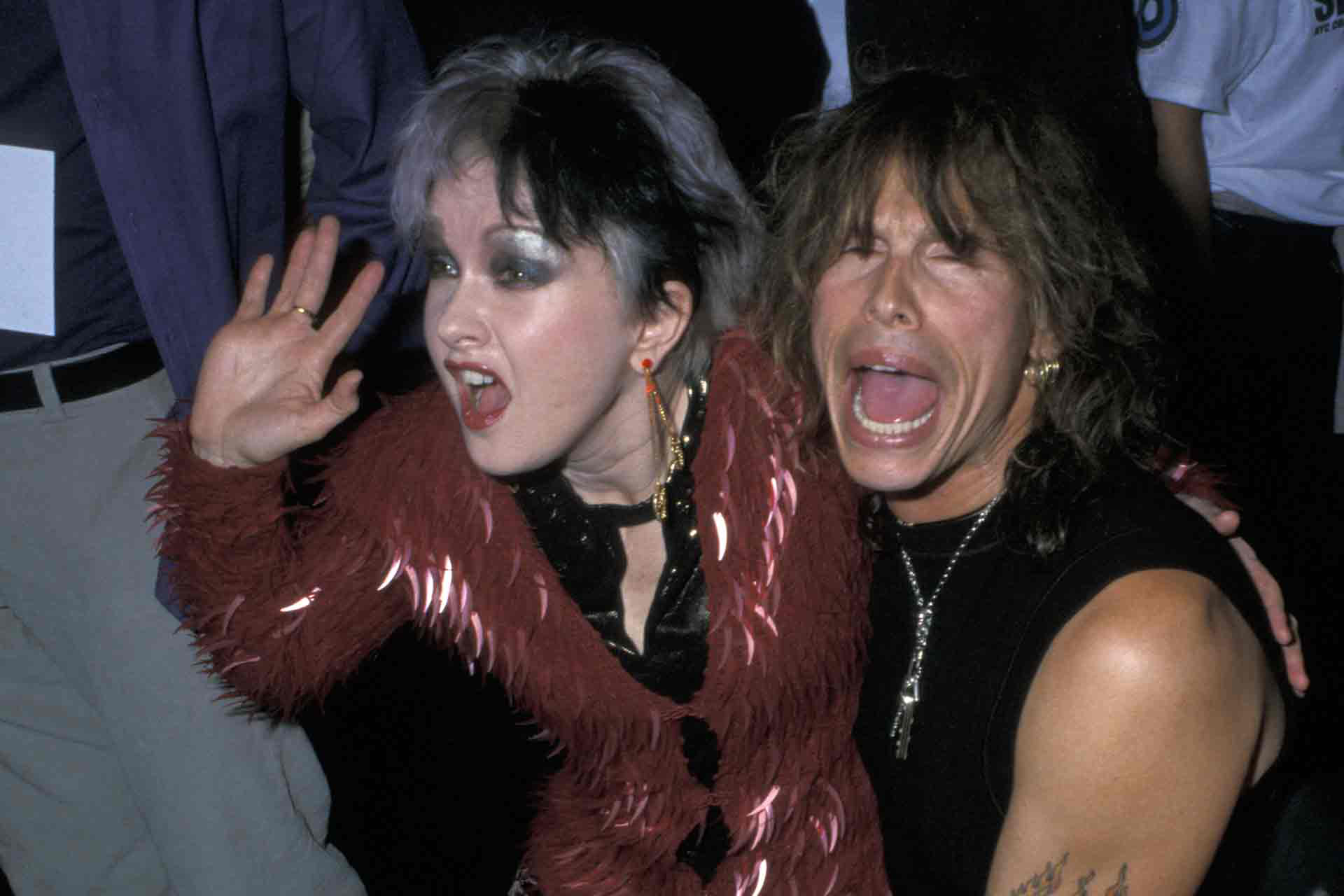 Οι Cyndi Lauper & Steven Tyler κατά τη διάρκεια του Betsey Johnson Spring 2001 Fashion Show. Αυτά είναι τα πιο εμβληματικά front rows όλων των εποχών-32