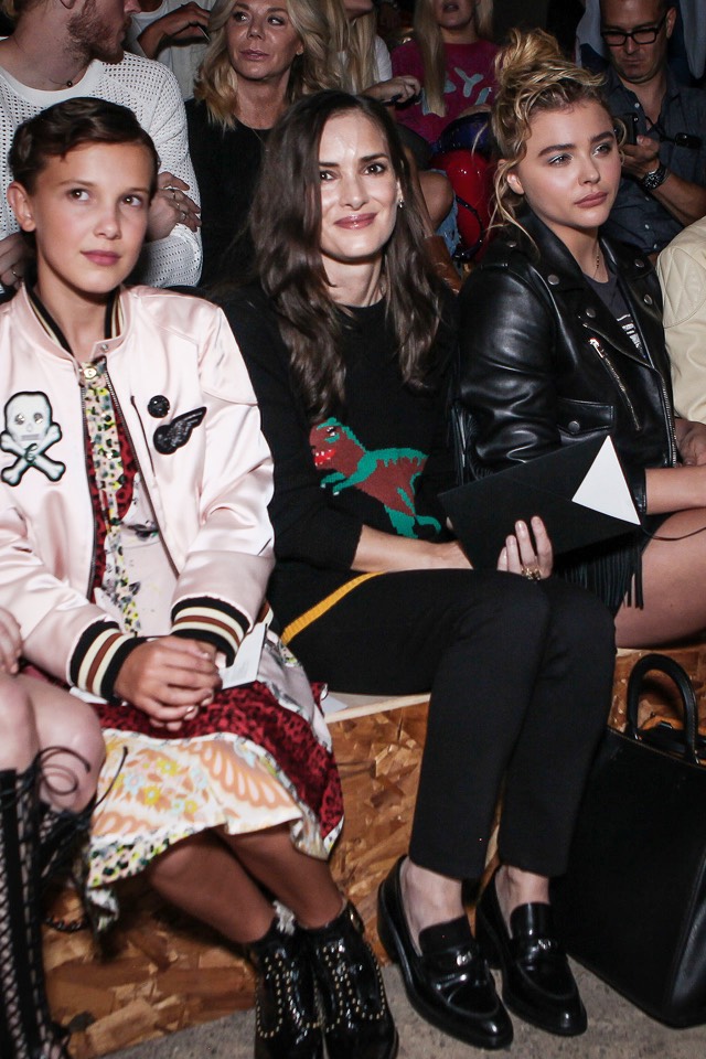 H Millie Bobby Brown, η Winona Ryder και η Chloe Grace Moretz στην πρώτη σειρά του Coach fashion show τον Σεπτέμβριο του 2016. Αυτά είναι τα πιο εμβληματικά front rows όλων των εποχών-34