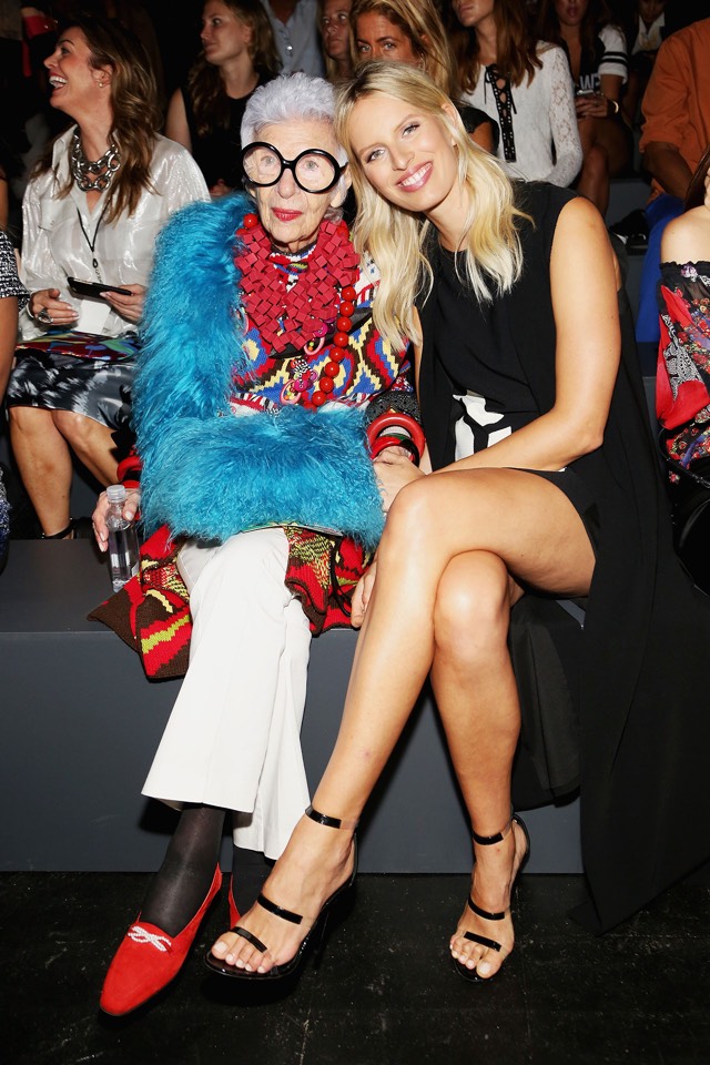 Η Iris Apfel και η Karolina Kurkova στο σόου του Desigual ready-to-wear spring/summer το 2016 Αυτά είναι τα πιο εμβληματικά front rows όλων των εποχών-8