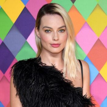 τα-ρετρό-γάντια-της-margot-robbie-στο-κόκκινο-χαλί-125119