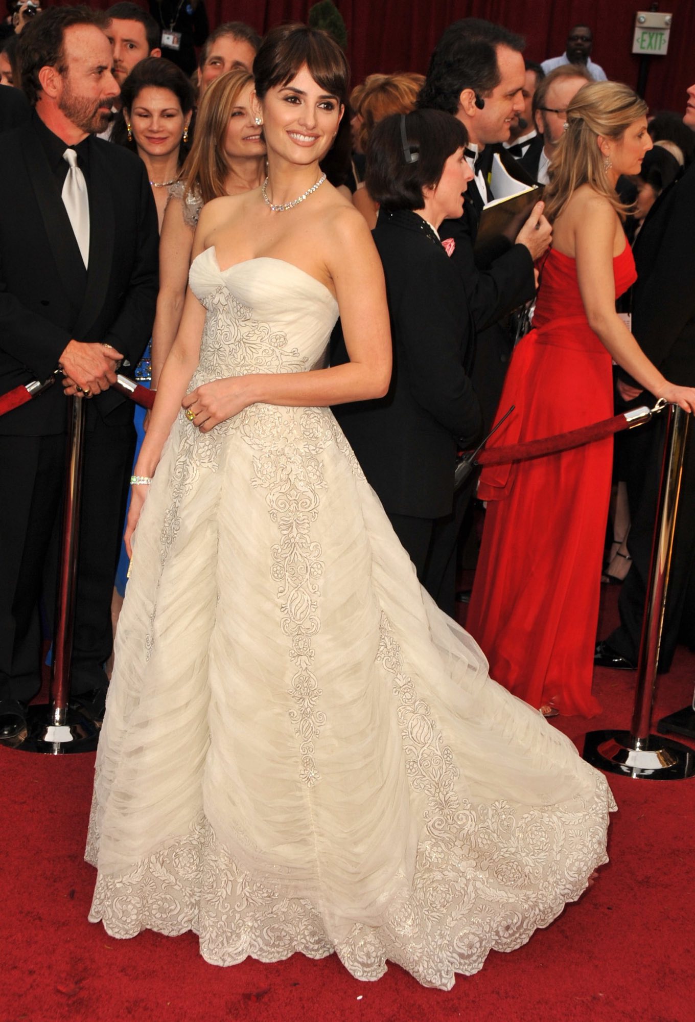 2009: Η Penélope Cruz με Pierre Balmain couture φόρεμα του 1950. Ιconic: 14 vintage φορέματα που «σφράγισαν» τη νίκη στα Όσκαρ-8