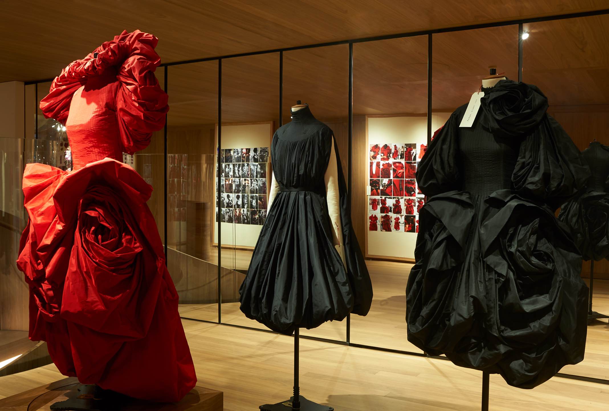 Alexander McQueen 'Roses' featuring AW19 Look 41, AW06 Look 41 and AW19 Look 37. Σημειώσεις από το London Fashion Week-19