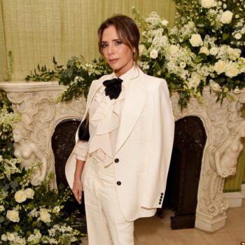 η-victoria-beckham-με-μια-εμφάνιση-εμπνευσμένη-από-τ-125714