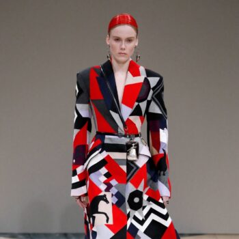 o-alexander-mcqueen-παρουσιάζει-τη-νέα-εκδοχή-των-micro-bags-137877