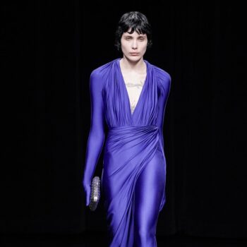 ο-balenciaga-παρουσιάζει-το-νέο-all-inclusive-φόρεμα-137919