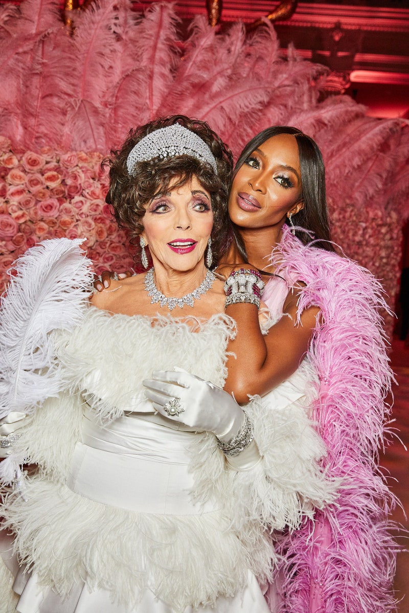 Joan Collins and Naomi Campbell 2019 30 εντυπωσιακά look που θα σας εμπνεύσουν να νικήσετε στο #MetGalaChallenge-7