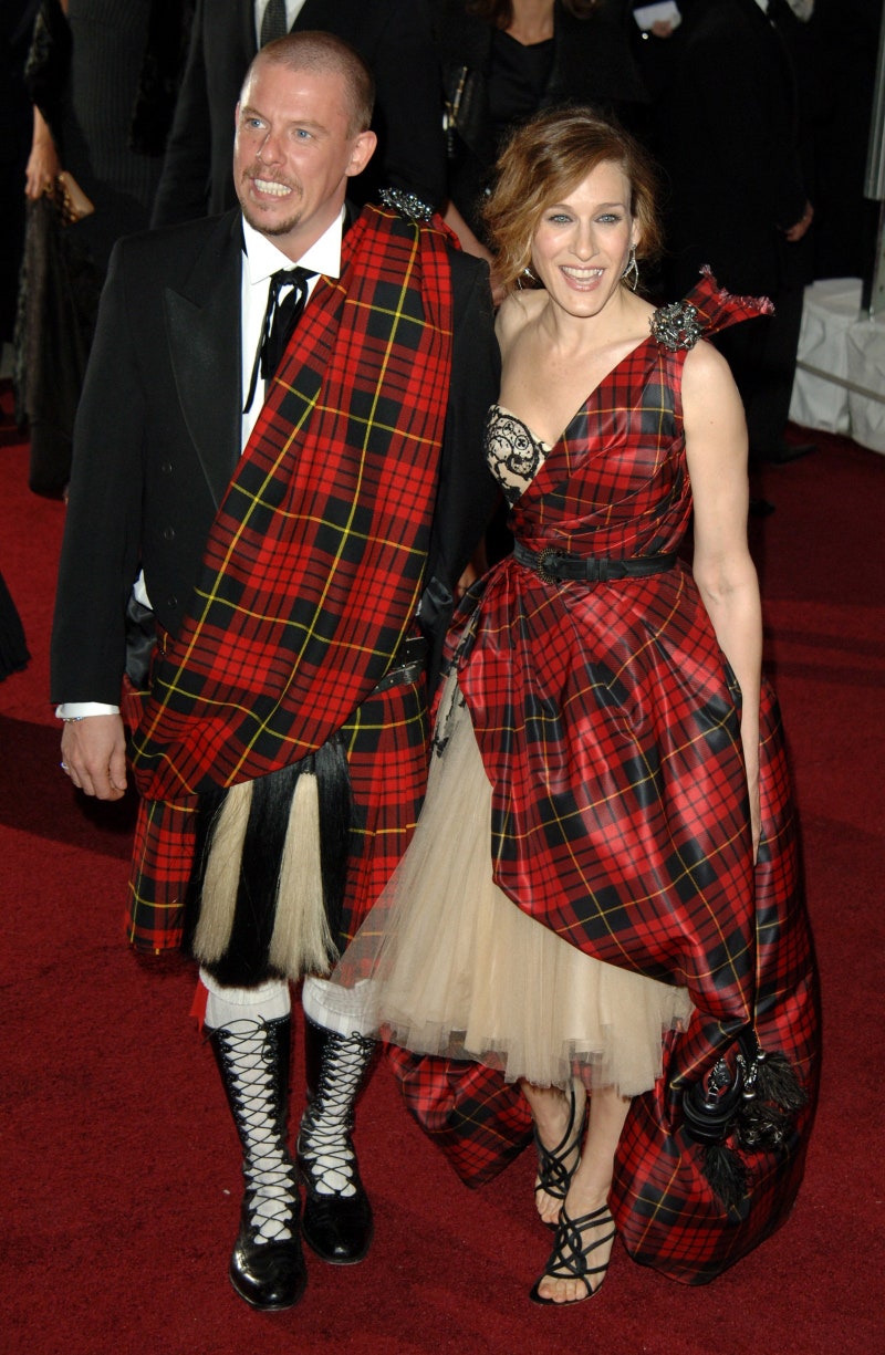 Alexander McQueen and Sarah Jessica Parker 2006 30 εντυπωσιακά look που θα σας εμπνεύσουν να νικήσετε στο #MetGalaChallenge-27