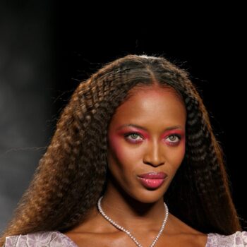 η-naomi-campbell-γίνεται-το-κεντρικό-πρόσωπο-της-κ-144833