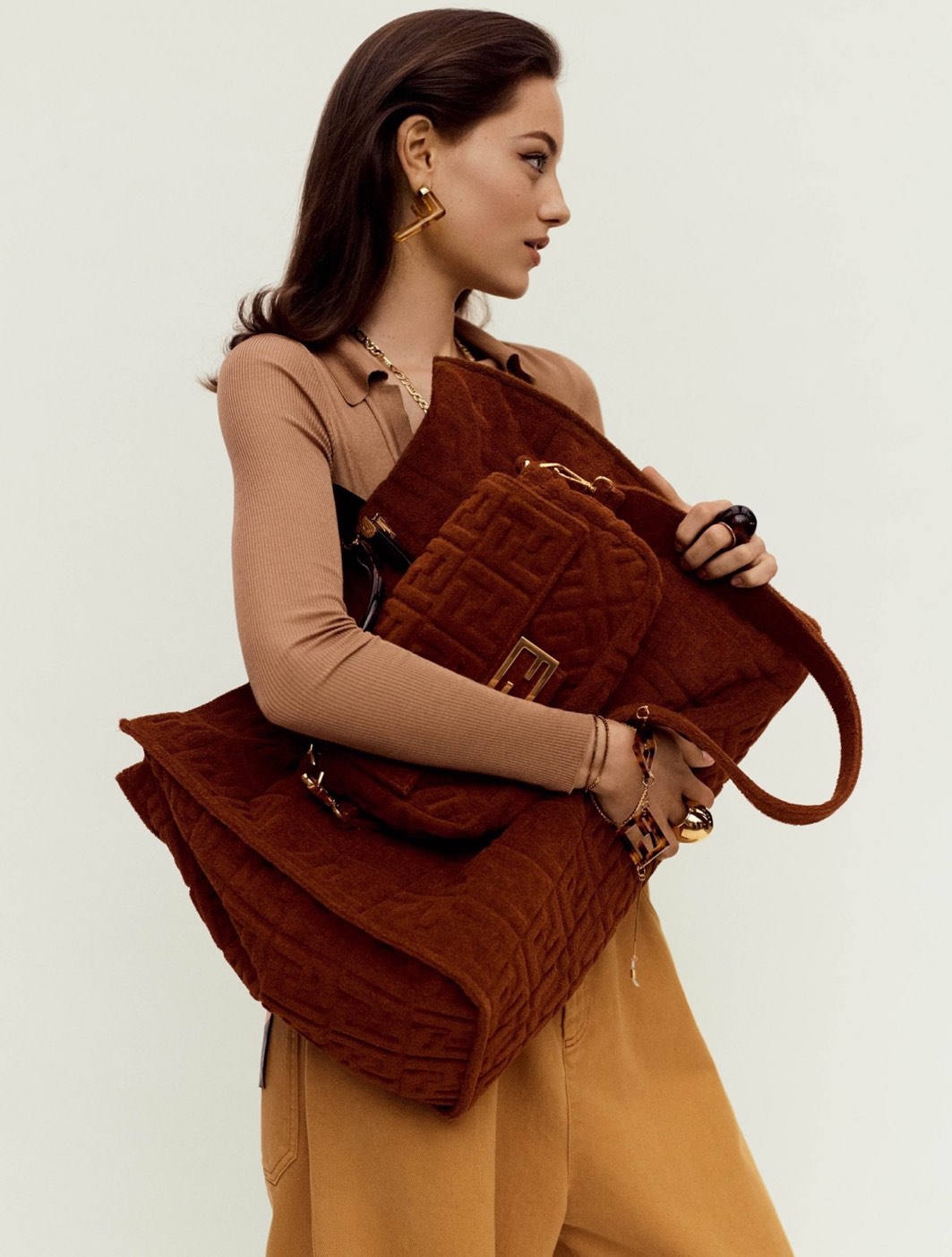 Shopping bag και baguette από ανάγλυφο βελούρ με χερούλια από ταρταρούγα, επίχρυσα σκουλαρίκια, αλυσίδα λαιμού, βραχιόλια και δαχτυλίδια με ταρταρούγα, βαμβακερό polo και παντελόνι από denim, όλα Fendi. Eye Candy: Διαχρονικά αξεσουάρ-6