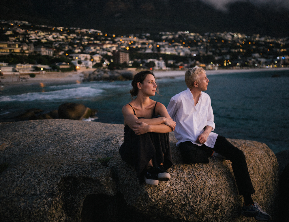 Στα γυρίσματα του βίντεο κλιπ του "Souvenir" στο Cape Town, παρέα με τον Jay-Jay Johanson. Irene Skylakaki: Με το PR νομίζεις ότι κόβεις δρόμο, αλλά δεν φτάνεις πουθενά-3