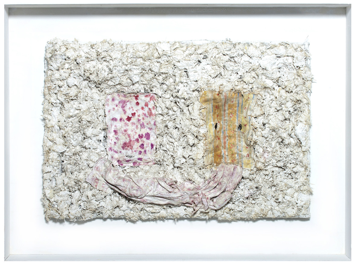 Λουκάς Σαμαράς Untitled | Χωρίς τίτλο 1960 Ακρυλικό σε γύψο, ύφασμα, καμβάς & φτερά επικολλημένα σε ξύλο | 52 × 75 × 10 cm Κουνέλλης, Takis & παιδική φαντασία στις καλοκαιρινές εκθέσεις του Ιδρύματος Β&Ε Γουλανδρή-4