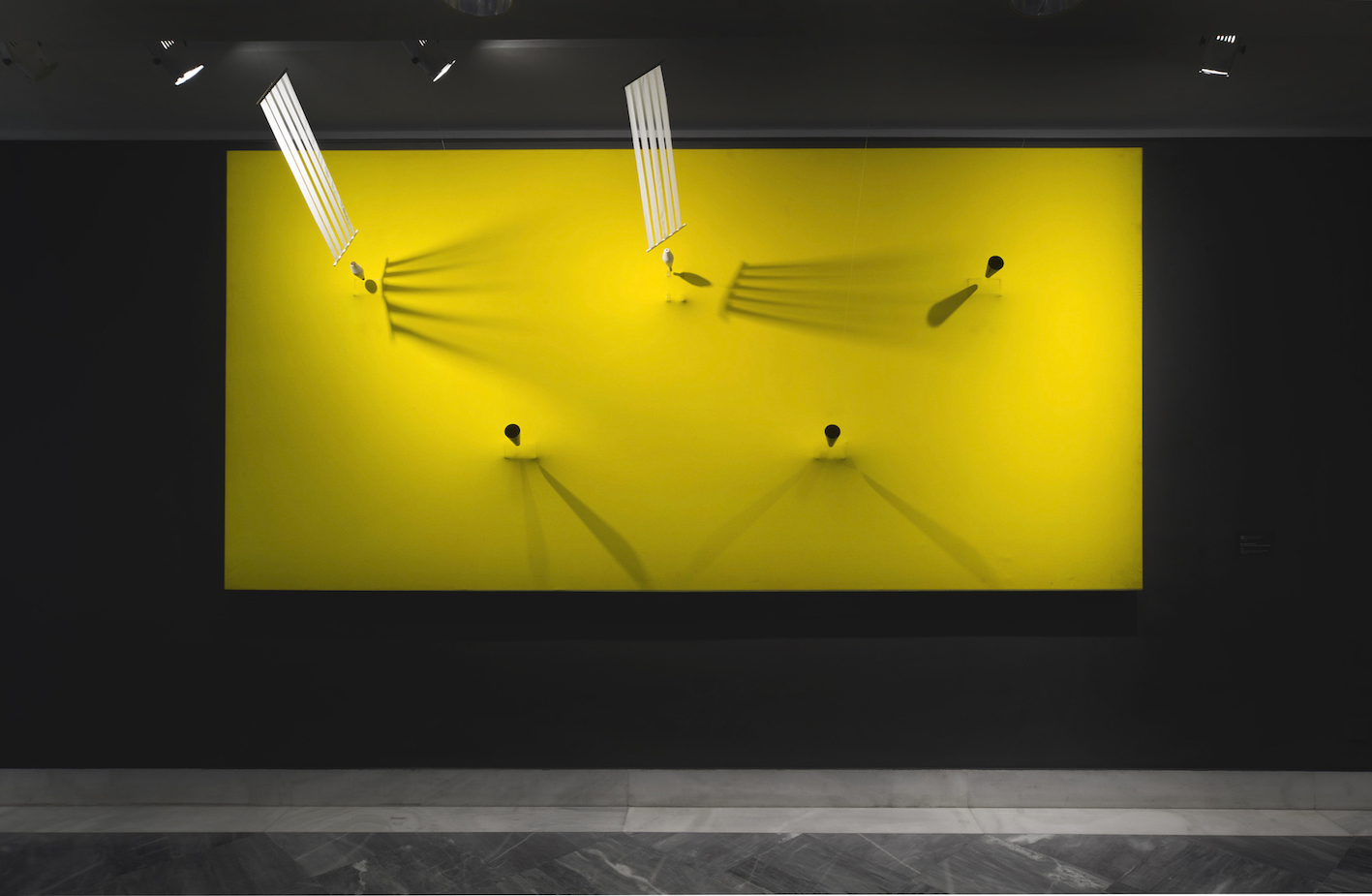 Takis (Παναγιώτης Βασιλάκης) Mur magnétique jaune | Κίτρινος μαγνητικός τοίχος 1976 Μαγνήτες, πλαστικός σπάγγος και μέταλλο σε καμβά | 175 × 359 cm Κουνέλλης, Takis & παιδική φαντασία στις καλοκαιρινές εκθέσεις του Ιδρύματος Β&Ε Γουλανδρή-3