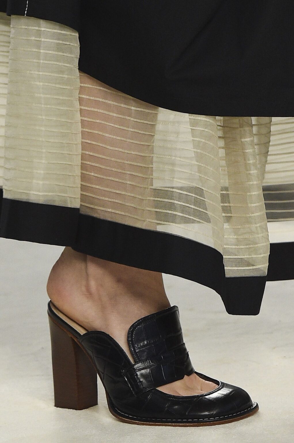 Aυτό το καλοκαίρι τα mules μας θα είναι ψηλοτάκουνα VOGUE.GR