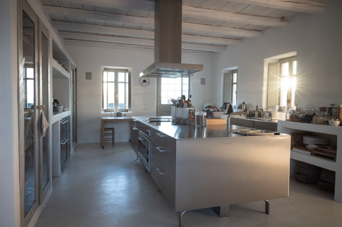 Το σπίτι της Σάντρας Χωρέμη στην Πάρο είναι σαν «λευκή αγκαλιά»-5