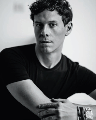 Ο Casey Cadwallader δημιουργεί για όλους, ανεξαρτήτως ηλικίας, φύλου ή χρώματος. «Αυτό είναι το όραμά μου για το μέλλον», εξομολογείται. Mugler: Ο καλλιτεχνικός διευθυντής Casey Cadwallader μας συστήνει το νέο άρωμα Angel Nova-1