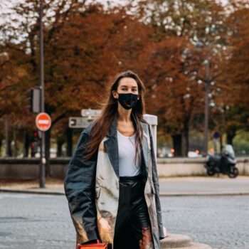 flares-are-back-to-street-style-παραδίδει-μαθήματα-στιλ-με-παντ-152935