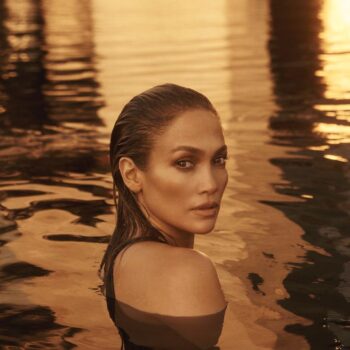 η-πρώτη-σειρά-ομορφιάς-της-jlo-καταφθάνε-156507