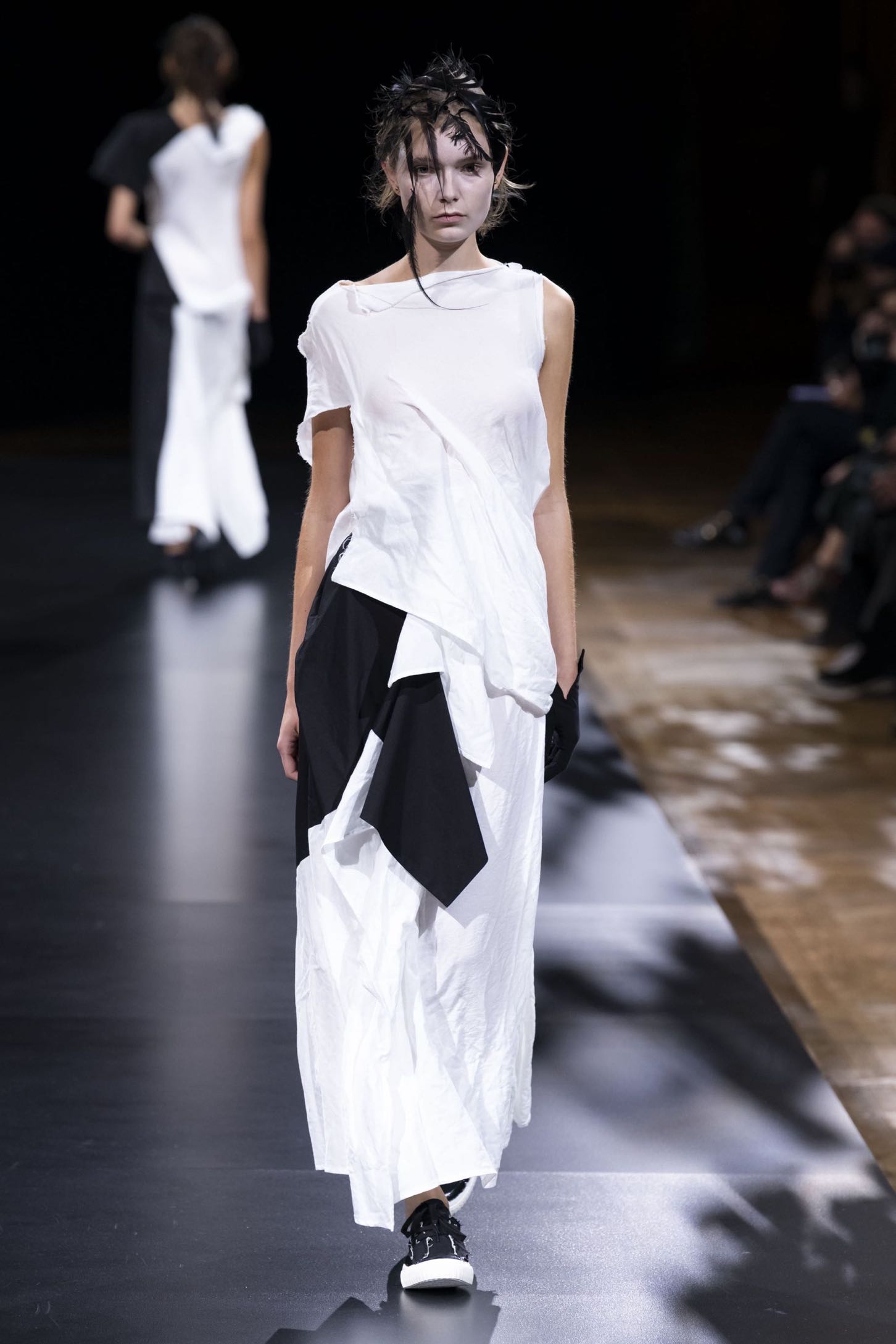 Yohji Yamamoto ss21 Sneakers και φούστα: 7 συνδυασμοί για την άνοιξη-5