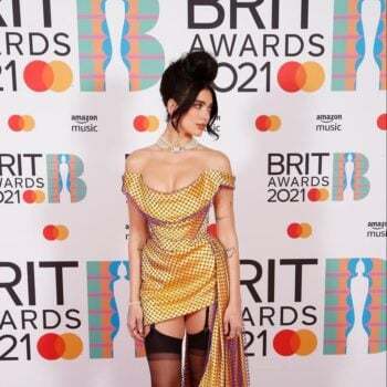brit-awards-2021-οι-ωραιότερες-εμφανίσεις-στο-κόκκ-178206