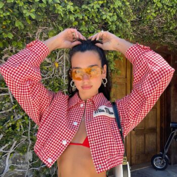η-dua-lipa-φόρεσε-το-πιο-hot-καρό-jacket-του-καλοκαιριο-182355