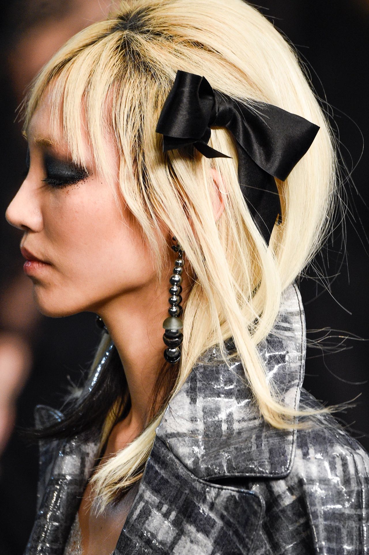 Métiers d’Art 2015 Chanel Catwalk: 16 hairstyles με φιόγκους στα μαλλιά-11
