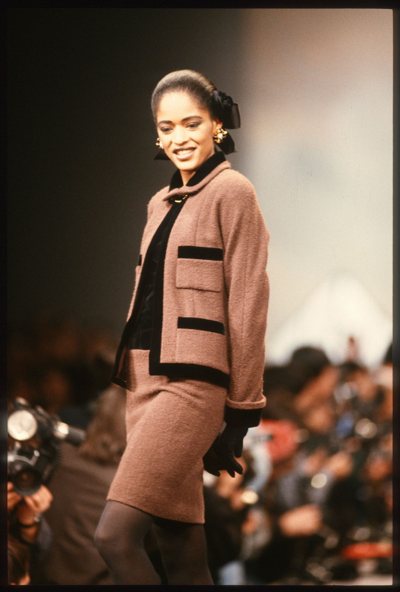 AW89 Chanel Catwalk: 16 hairstyles με φιόγκους στα μαλλιά-7