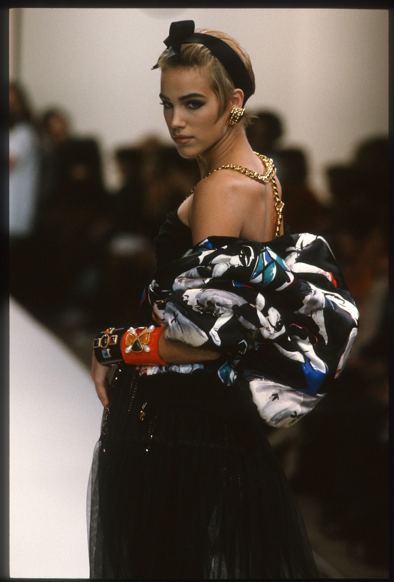 AW91 Chanel Catwalk: 16 hairstyles με φιόγκους στα μαλλιά-13