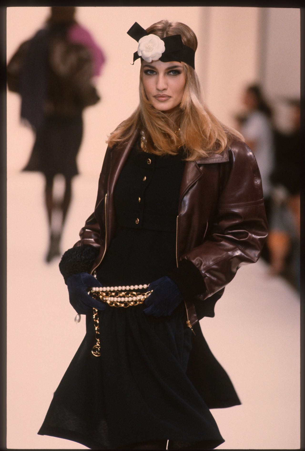 AW91 Chanel Catwalk: 16 hairstyles με φιόγκους στα μαλλιά-15