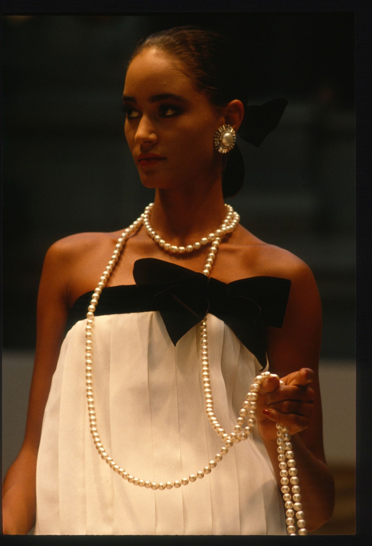 AW86 Chanel Catwalk: 16 hairstyles με φιόγκους στα μαλλιά-17