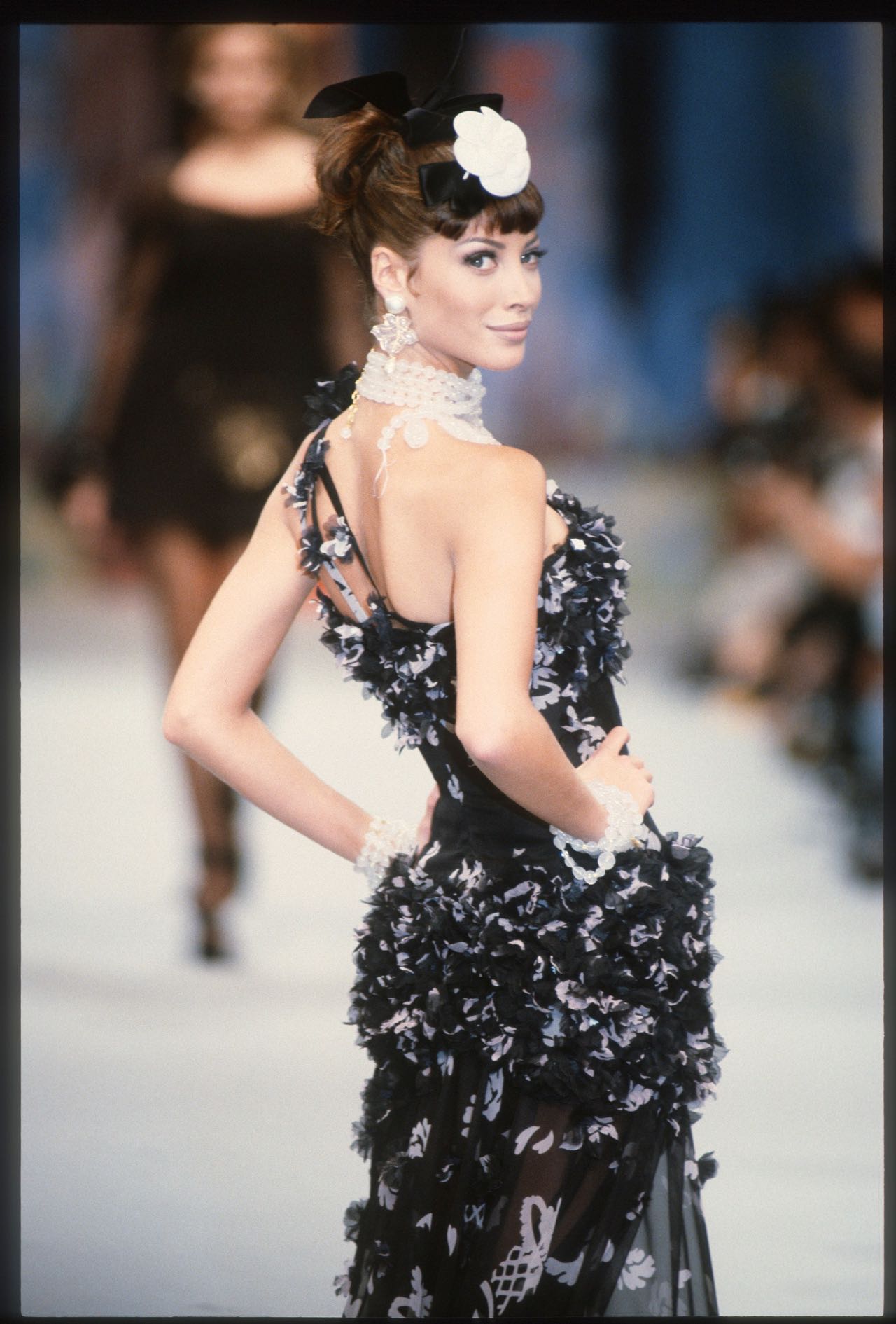 SS92 Chanel Catwalk: 16 hairstyles με φιόγκους στα μαλλιά-14