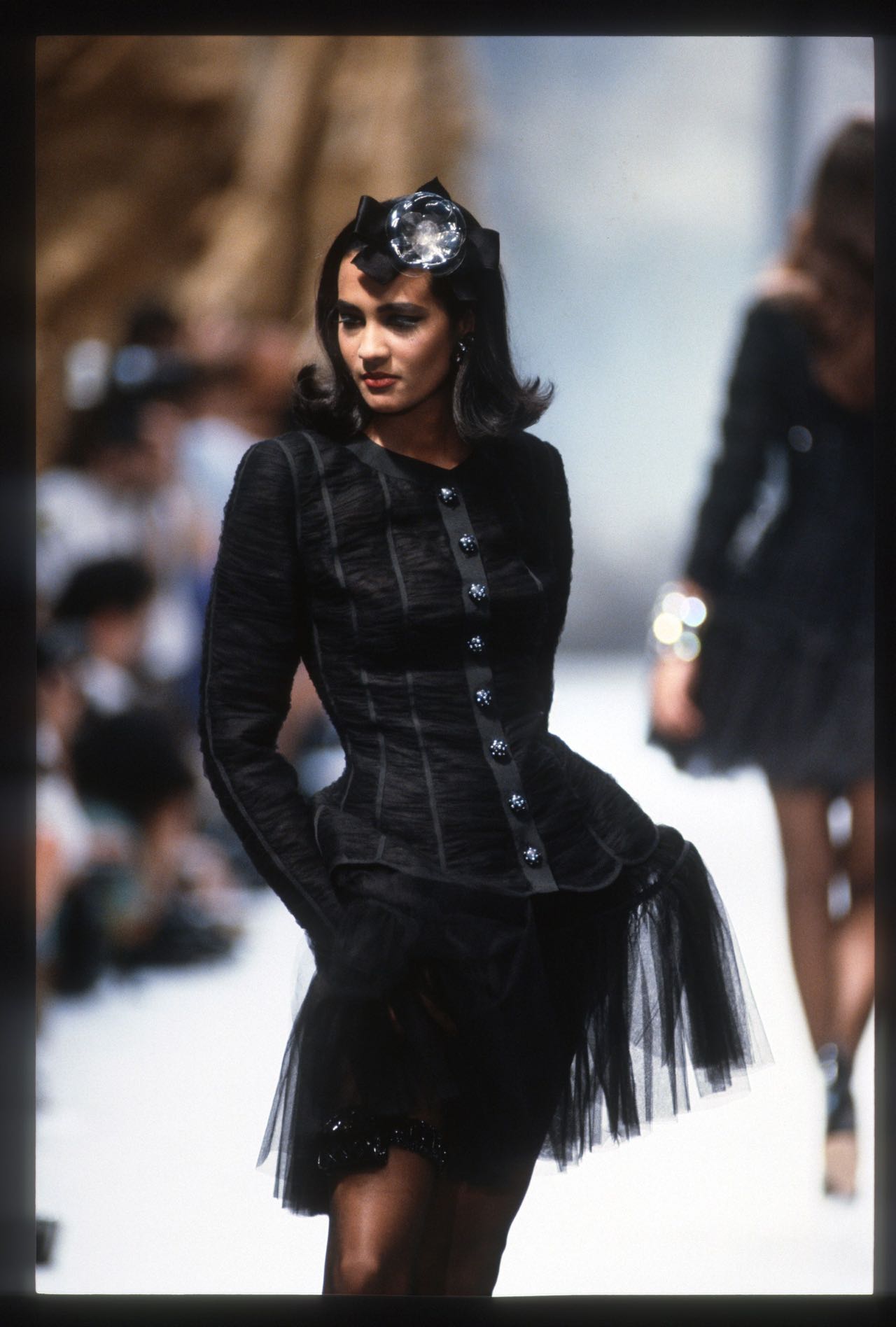 AW91 Chanel Catwalk: 16 hairstyles με φιόγκους στα μαλλιά-4