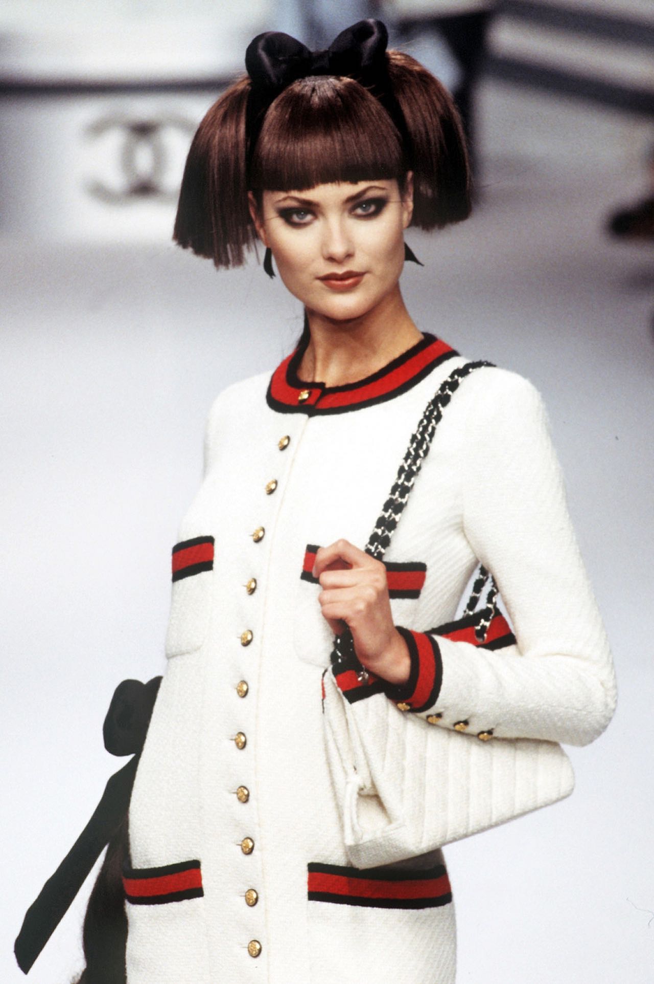 AW95 Chanel Catwalk: 16 hairstyles με φιόγκους στα μαλλιά-5
