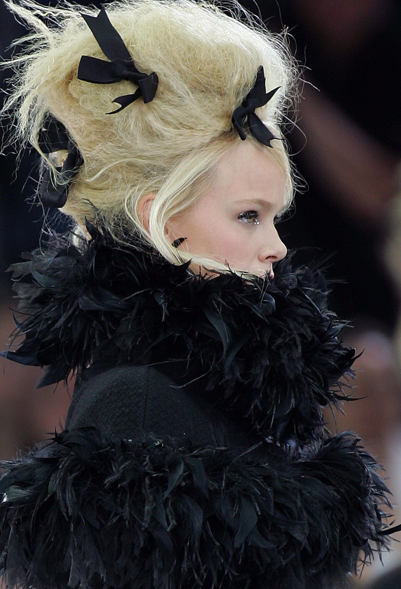 AW05 Chanel Catwalk: 16 hairstyles με φιόγκους στα μαλλιά-9