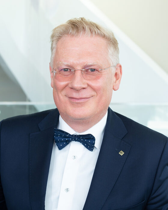 Augustinus Bader: 5 ερωτήσεις στον άνθρωπo που δημιούργησε το ήδη καλτ προϊόν περιποίησης The Cream-1