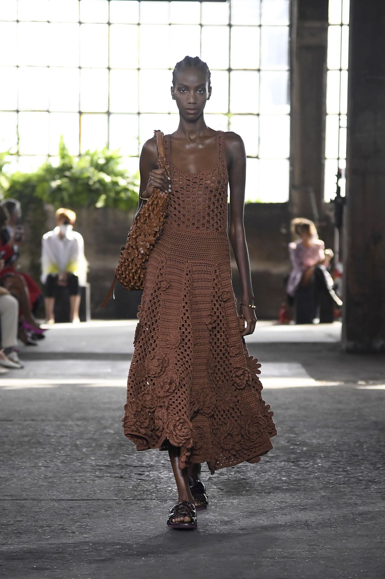 Valentino SS21 7 κομμάτια που θα προσθέσουμε σίγουρα στη βαλίτσα των διακοπών μας-6