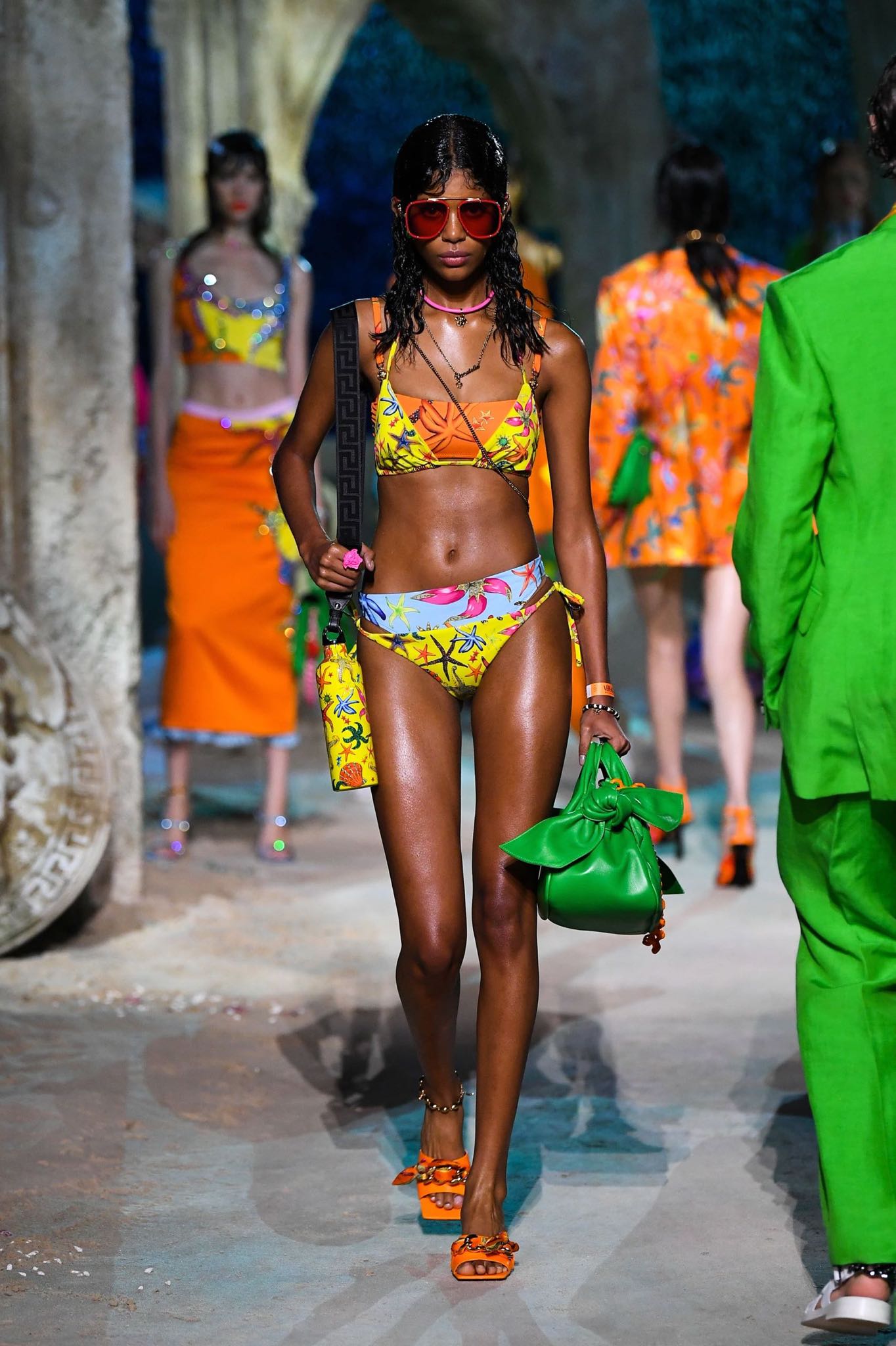 Versace SS21 7 κομμάτια που θα προσθέσουμε σίγουρα στη βαλίτσα των διακοπών μας-2
