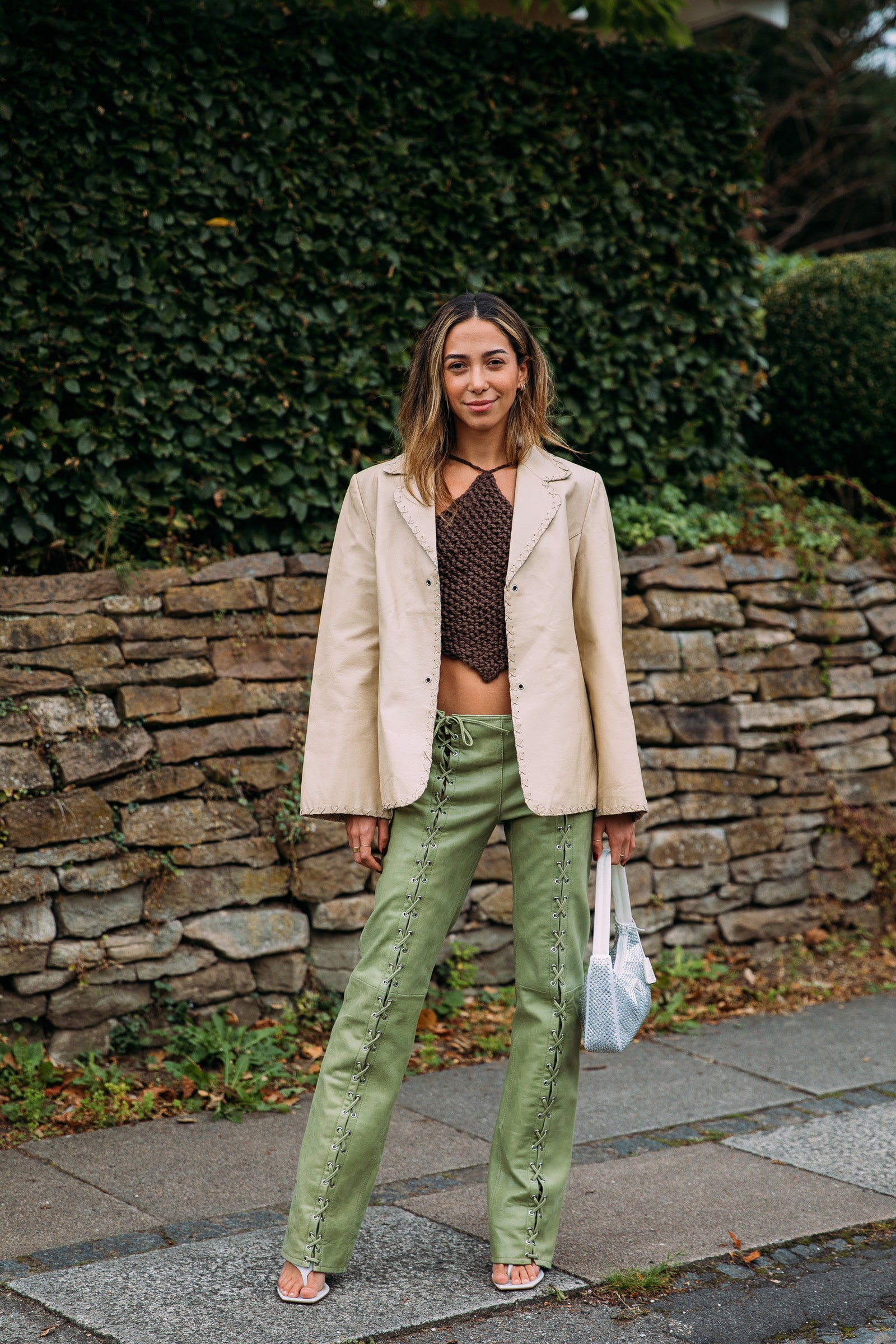 Παντελόνι με κορδόνια: Το rock chic επιστρέφει στο street style-2