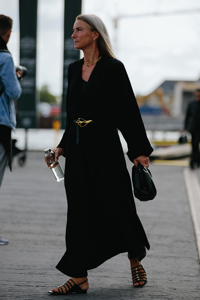 Μαύρο φόρεμα: 4 τρόποι να ανανεώσετε το στυλ του αυτό το φθινόπωρο-4