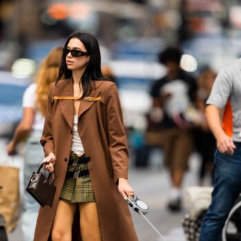 η-dua-lipa-κρατάει-ήδη-την-it-bag-του-φθινοπώρου-193299